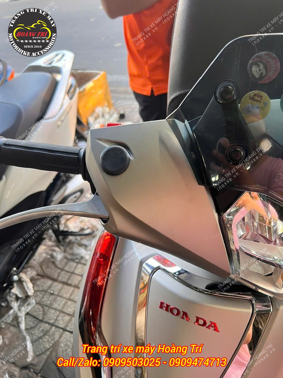 Cao su chụp chân kính hậu