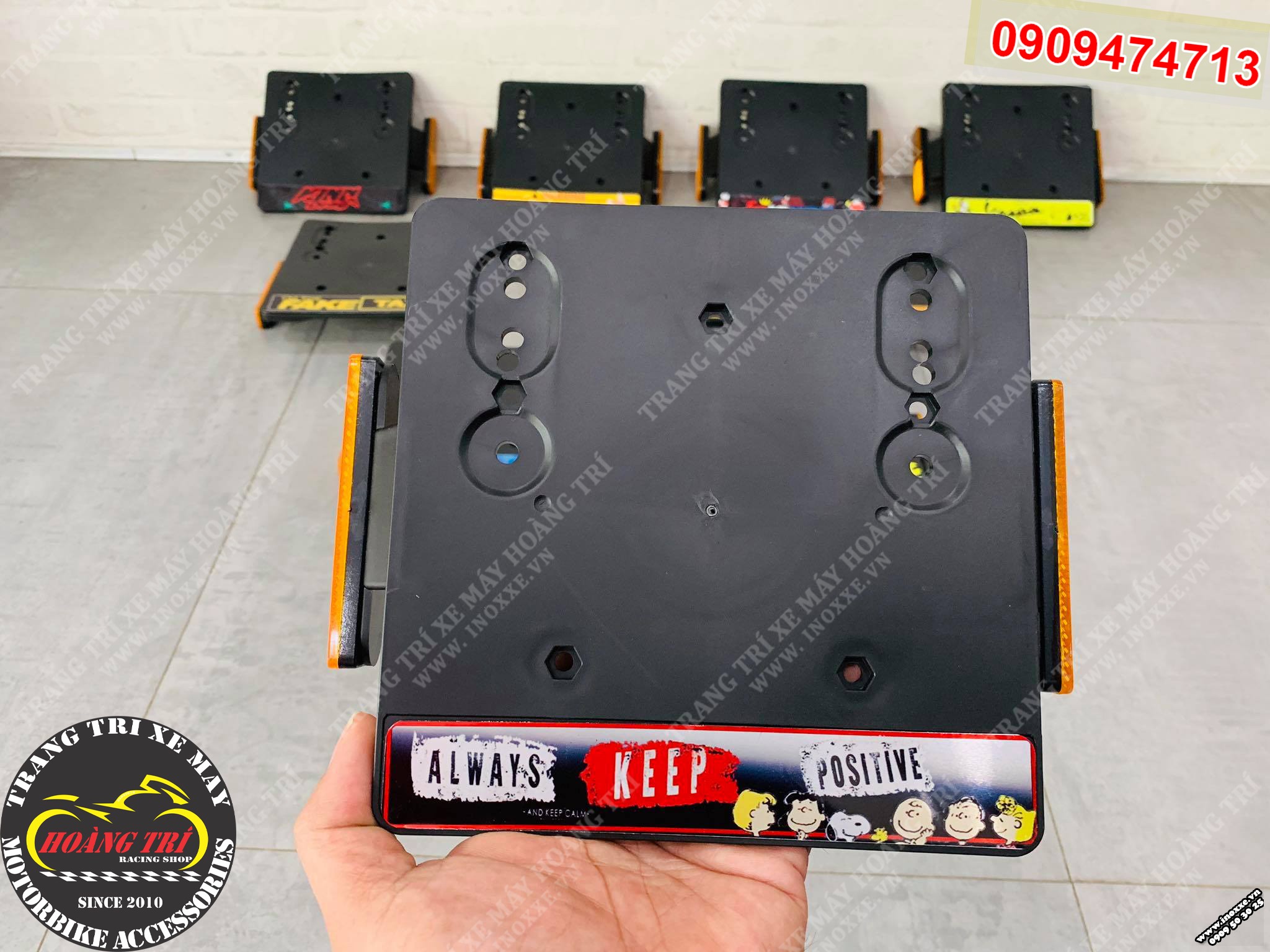 Đế biển số xe máy có Logo và mắt mèo phản quang